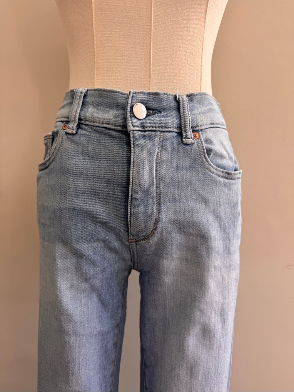 DL1961 Mara Straight Mid Rise Instasculpt Ankle Jeans | Fountain Wash | Size 26 - Picture 4 of 14